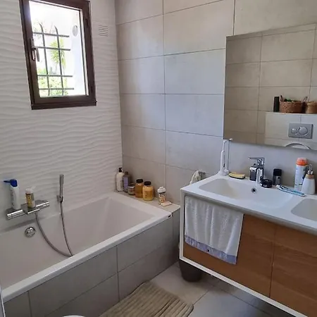 Moderne Dans Un Domaine Prive Unique